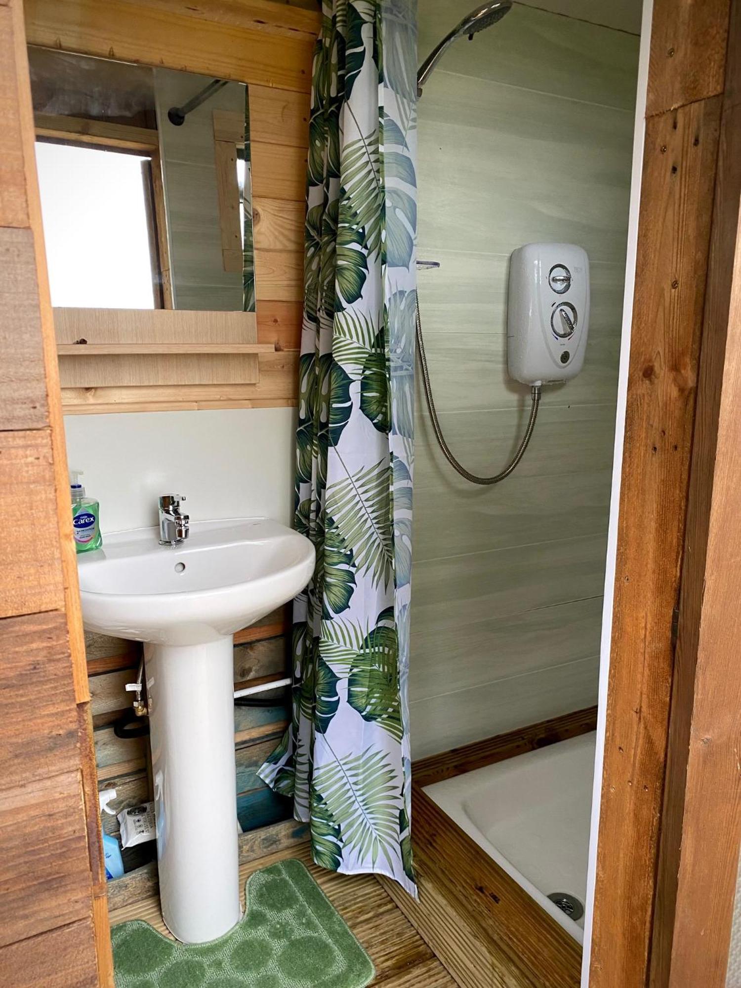 Cherry Tree Glamping Lodge Wellington  Exteriör bild